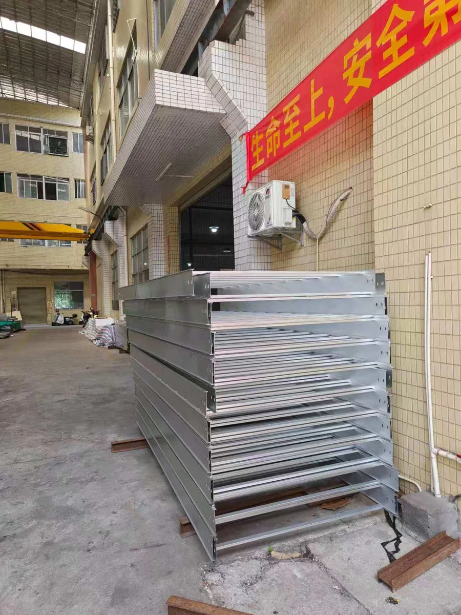 铝合金梯式桥架成品堆放图一